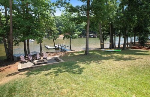 Bowling Green House | Lakefront 5 bedroom- Firepit, Bar, Screen Porch, Bunkroom!