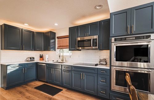 Lakeside Estates House | Lakefront 8 Bed; Sleeps 22; Hot Tub and Private Dock!