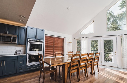 Lakeside Estates House | Lakefront 8 Bed; Sleeps 22; Hot Tub and Private Dock!
