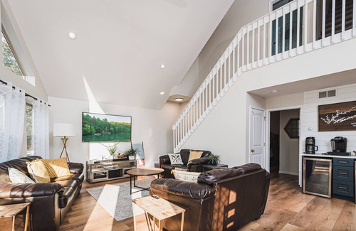 Lakeside Estates House | Lakefront 8 Bed; Sleeps 22; Hot Tub and Private Dock!
