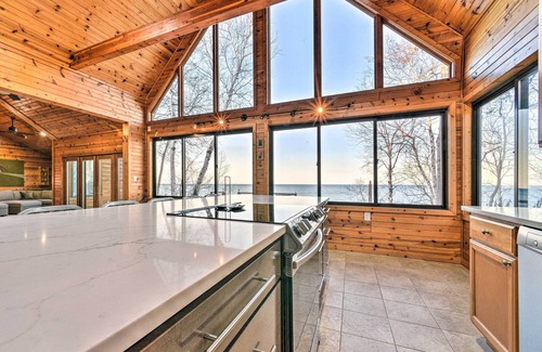 Applegate Cottage | Lakefront Applegate Retreat w/Private Beach!