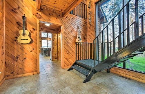 Applegate Cottage | Lakefront Applegate Retreat w/Private Beach!