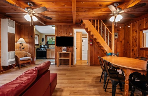 Mayfield Cabin | Lakefront | Arbutus | near TC | Hot Tub | Fall!