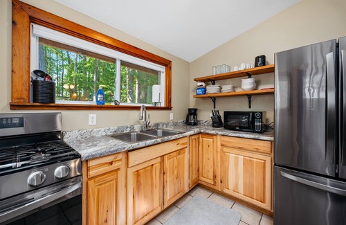 Mayfield Cabin | Lakefront | Arbutus | near TC | Hot Tub | Fall!