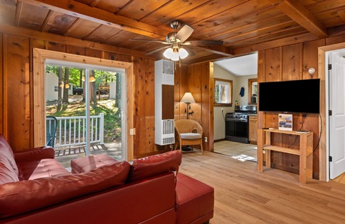 Mayfield Cabin | Lakefront | Arbutus | near TC | Hot Tub | Fall!