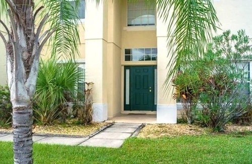 Crescent Lakes Villa | Lakefront Bliss: Private Pool & Spa – 25 Mins to Disney!