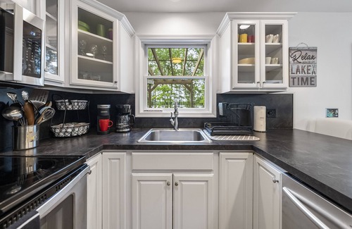 Gouldsboro House | LAKEFRONT BLISS! Private Dock, Fishing, Kayaks, Community Indoor Pool!