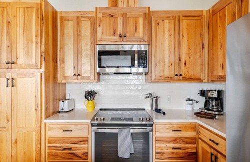 Flint Cabin | Lakefront Cabin 2BR Escape pvt. Hot Tub & Dock