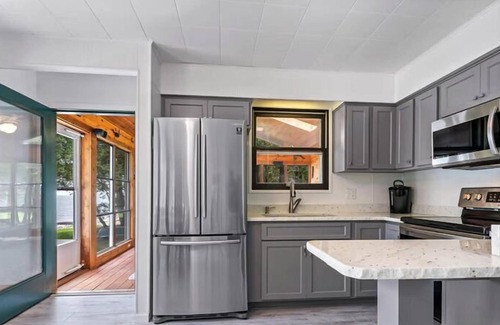 Algoma Cottage | Lakefront Cabin! Amazing Views, Fireplace, Cozy