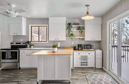 Central Alberta House | Lakefront Cabin Cozy Retreat 5Beds OnTheLake