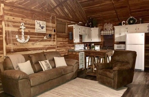 Mid America Cabin | Lakefront Cabin on Lake Hamilton minutes from downtown Hot Springs w/Boat Slip