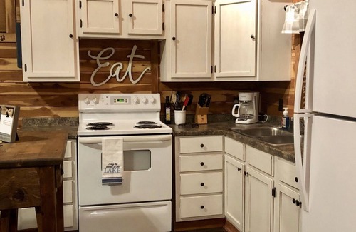 Mid America Cabin | Lakefront Cabin on Lake Hamilton minutes from downtown Hot Springs w/Boat Slip