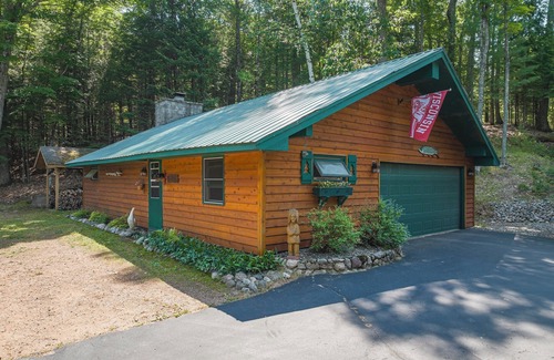 Minocqua Resort | Lakefront Cabin Resort – 11 Bedrooms, 4 Cabins, Sleeps 25 – Lake Tomahawk, WI