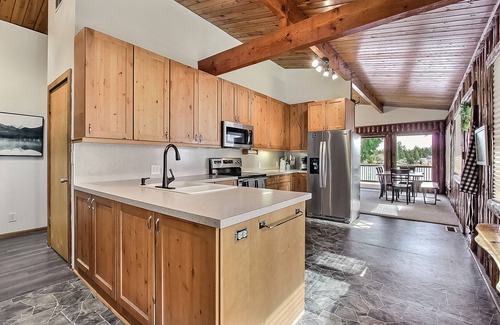 East Olympia Cabin | Lakefront Cabin w/Hot Tub, Game Room, Kayaks & Mt. Rainier VIEW