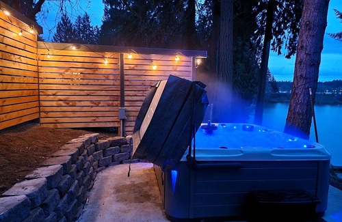 East Olympia Cabin | Lakefront Cabin w/Hot Tub, Game Room, Kayaks & Mt. Rainier VIEW