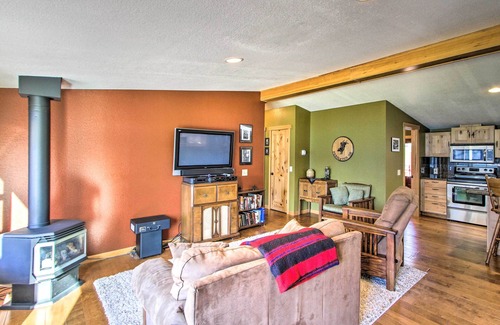 Eatonville Cabin | Lakefront Cabin w/Stunning Mountain Views & Dock!