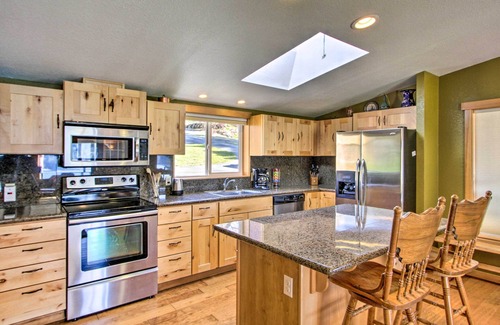 Eatonville Cabin | Lakefront Cabin w/Stunning Mountain Views & Dock!