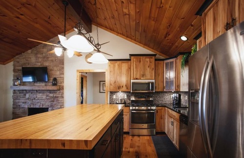 Brookport House | Lakefront Cabin with Hot Tub!