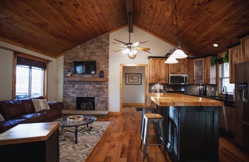 Brookport House | Lakefront Cabin with Hot Tub!