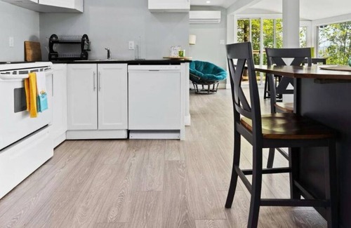 Ryerson Cottage | Lakefront Charm - 3 Bedroom Cottage with panoramic Bay Window Views.