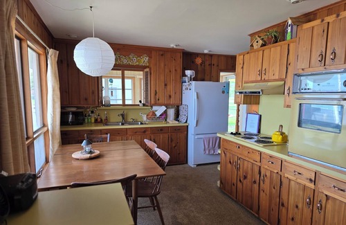 Pellston Cottage | Lakefront Charming 2-bedroom cottage on Douglas Lake with WiFi access