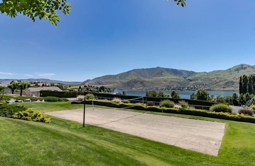 Chelan Condo | Lakefront Condo At Lake Chelan Shores With Pool, Gym, WiFi In Peaceful Chelan