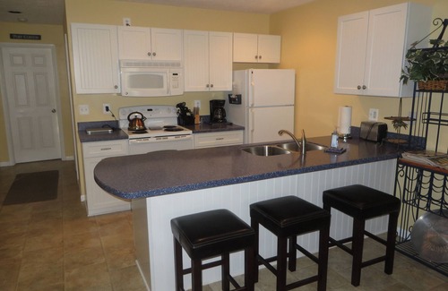 Port Clinton Condo | Lakefront Condo - Breathtaking Views, Pool/Private Beach, Walk to Jet Express!