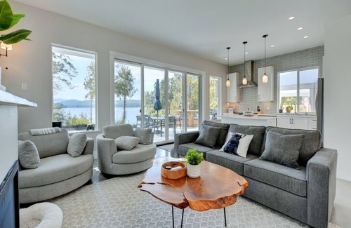 Shawnigan Lake House | Lakefront Cottage on Shawnigan Lake
