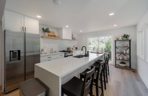 Auburn House | Lakefront Cottage at Lakewood