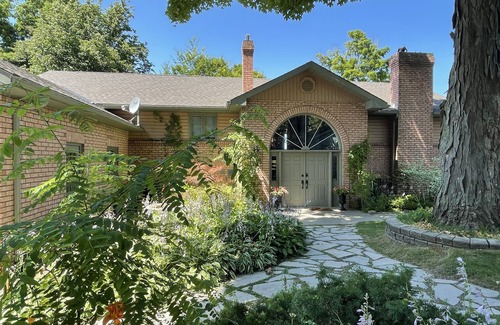 Picton Cottage | Lakefront Cottage Made for Family Memories - Epic Games Room - Near Sandbanks