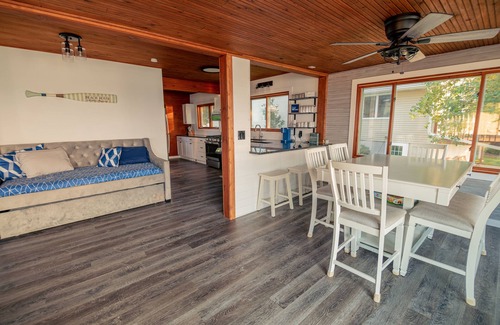 Shawano Cottage | Lakefront cottage — Fireplaces, Fall Colors & 30 minutes from Lambeau Field