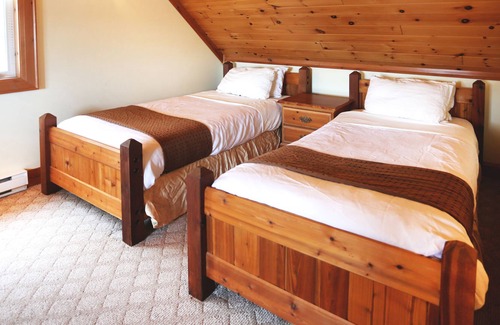 Gravenhurst Cottage | Lakefront Cottage Marina View