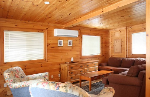 Gravenhurst Cottage | Lakefront Cottage Marina View