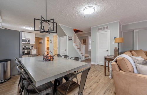 Lake Harmony Cottage | Lakefront Cottage-Ski-Golf-Snowboard- Watersports. 5 Bedrooms 9 Beds 2 Baths
