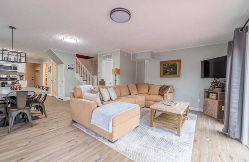 Lake Harmony Cottage | Lakefront Cottage-Ski-Golf-Snowboard- Watersports. 5 Bedrooms 9 Beds 2 Baths