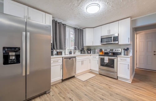 Lake Harmony Cottage | Lakefront Cottage-Ski-Golf-Snowboard- Watersports. 5 Bedrooms 9 Beds 2 Baths