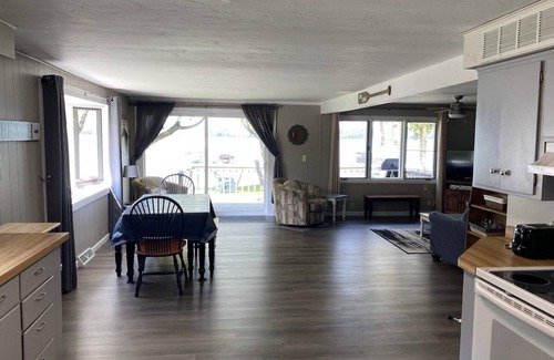 Sturgeon Bay House | Lakefront Cottage with Sensational Sunsets!