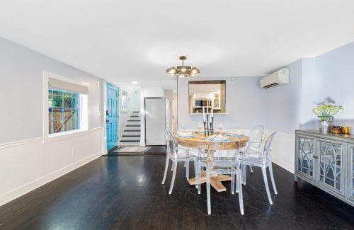 Federal Way House | Lakefront cottage with AC