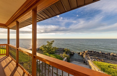 Willowick Cottage | Lakefront cottage with amazing views
