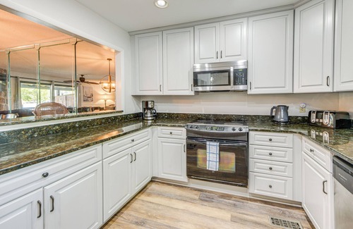 Dadeville Villa | Lakefront Dadeville Villa w/Deck & Private Dock!