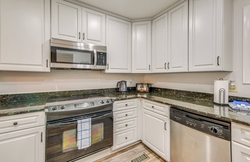 Dadeville Villa | Lakefront Dadeville Villa w/Deck & Private Dock!