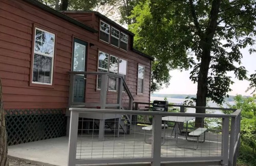Cadiz Cottage | Lakefront Family Fort 77 -Dog Friendly!