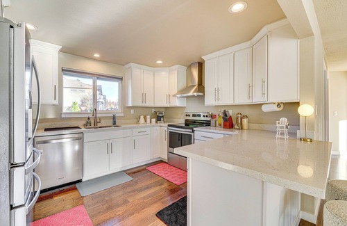 Silver Lake Cottage | Lakefront Gem: Balcony, Fire Pit & Yard in Everett