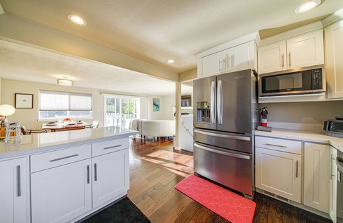 Silver Lake House | Lakefront Gem: Balcony, Fire Pit & Yard in Everett