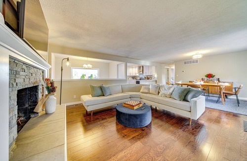 Silver Lake House | Lakefront Gem: Balcony, Fire Pit & Yard in Everett