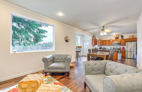 Shelton House | Lakefront Gem w/Deck & Grill in Shelton