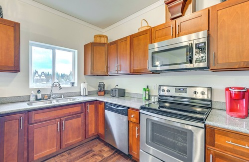 Shelton House | Lakefront Gem w/Deck & Grill in Shelton