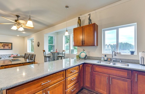 Shelton House | Lakefront Gem w/Deck & Grill in Shelton