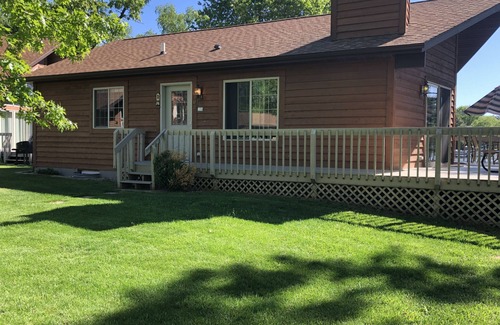 Lake Delton Cottage | Lakefront Getaway! Standalone Condo in the Heart of Wisconsin Dells! VLD000377