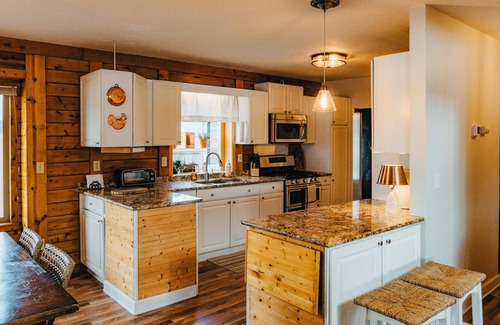 Athens House | Lakefront Getaway w/Dock in Akron